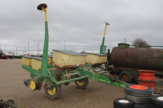 23899-JOHN DEERE 7000 CORN PLANTER