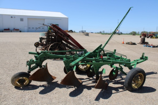 15238-JOHN DEERE 3 BTM PLOW
