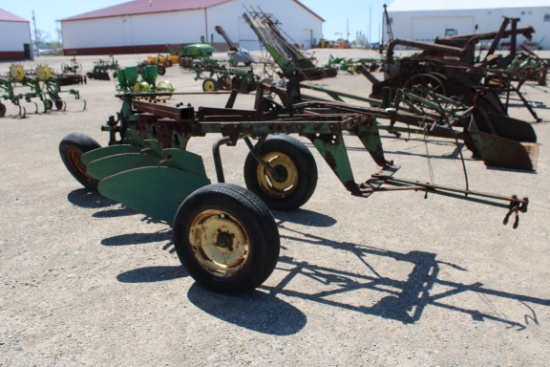 15242-JOHN DEERE 3 BTM PLOW