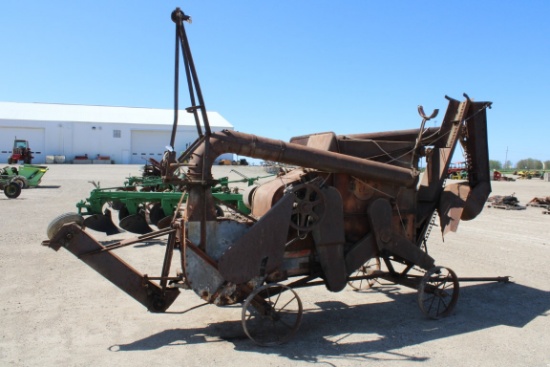 15255-NEW IDEA THRESHING MACHINE