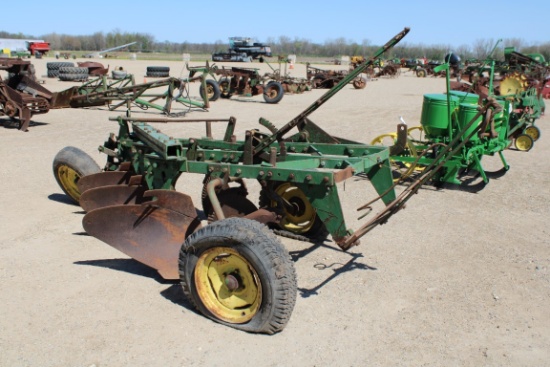 15257-JOHN DEERE 3 BTM PLOW