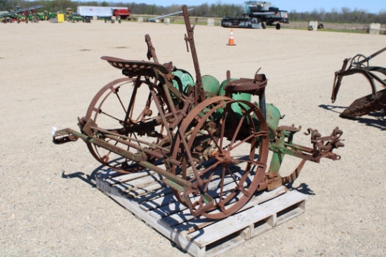 15368- JOHN DEERE PLANTER