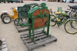 31403-JOHN DEERE 2-HOLE CORN SHELLER