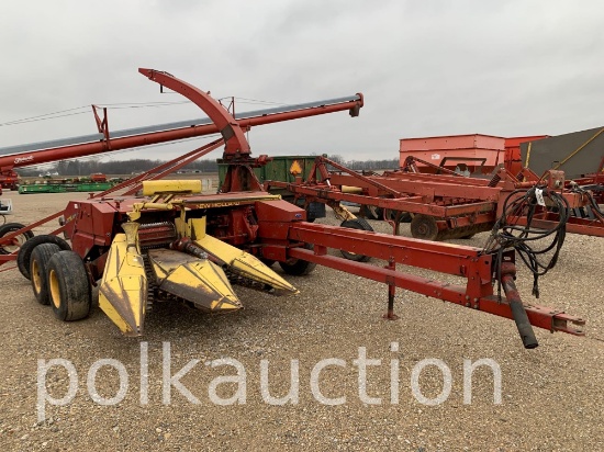 NH 900 Chopper w/ 824 2-Row Corn Head