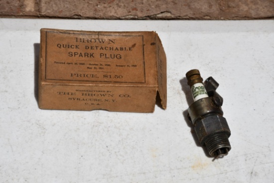 31131- BROWN QUICK DETACHABLE SPARK PLUG NOS IN THE ORIGINAL BOX
