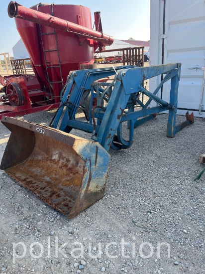 1037-FORD 720 LOADER