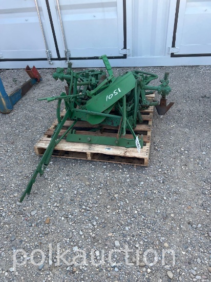 1051-JOHN DEERE CULTIVATOR