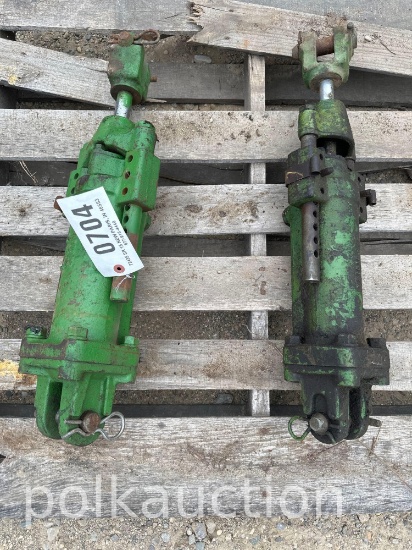 704-(2) JOHN DEERE HYDRAULIC CYLINDERS
