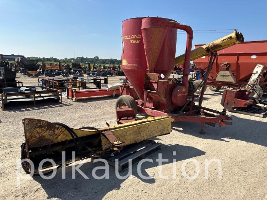 929-NEW HOLLAND 352 GRINDER/MIXER