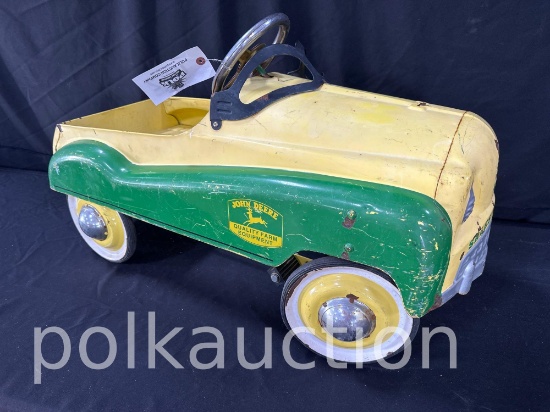262-JOHN DEERE PEDAL CAR