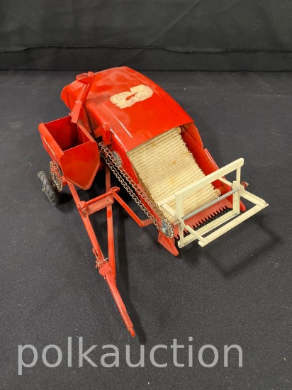 39624-TRU SCALE PULL TYPE COMBINE