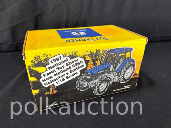 39685-ERTL NEW HOLLAND 8260