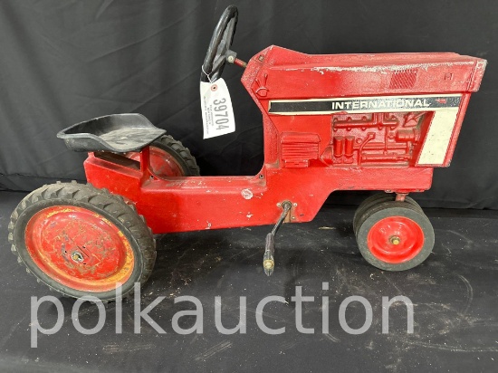 39704-INTERNATIONAL PEDAL TRACTOR
