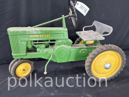 39718-JOHN DEERE PEDAL TRACTOR