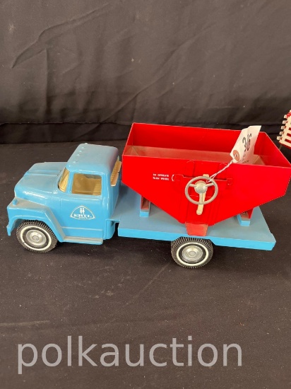 39806-ERTL GRAVITY WAGON TRUCK