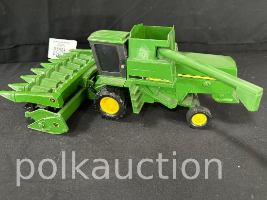 40323-JOHN DEERE TITAN COMBINE
