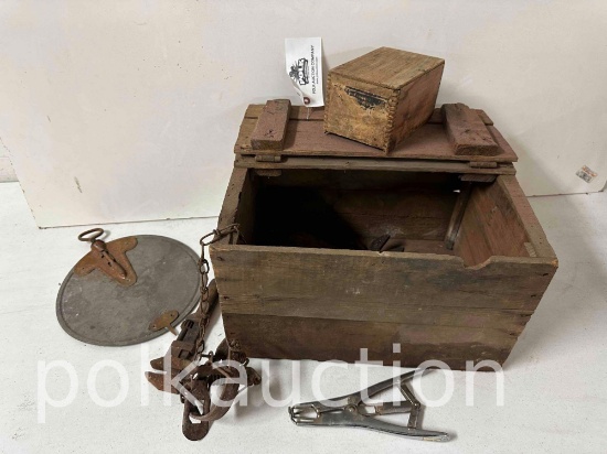 ANTIQUE WOODEN BOX