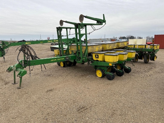 551-JOHN DEERE 7000 FRONT FOLD 12 ROW CORN PLANTER