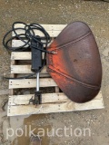 4490-JOHN DEERE BLACK HYDRAULIC CYLINDER AND ALLIS-CHALMERS FENDER