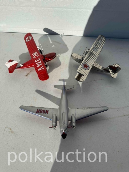(3) COLLECTIBLE AIRPLANES