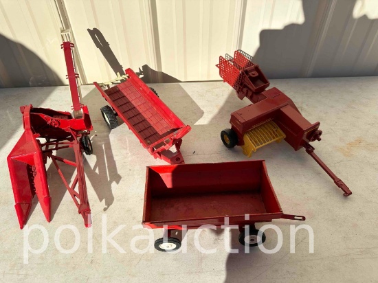NEW HOLL& & IH IMPLEMENT TOYS