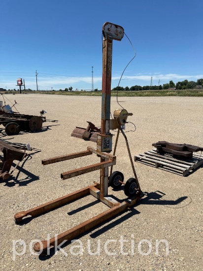 5232-12'x8' MATERIAL LIFT