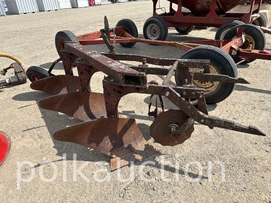7320-INTERNATIONAL FAST HITCH 3BTM PLOW