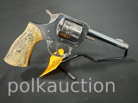 699-H & R 922 REVOLVER .22  (SN#   P49970)
