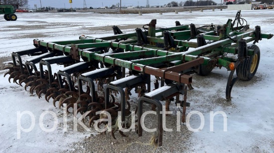 284 - JOHN DEERE 9 - SHANK CHISEL PLOW  -  10'