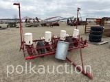 9217 - INTERNATIONAL 449 4-ROW CORN PLANTER - 30