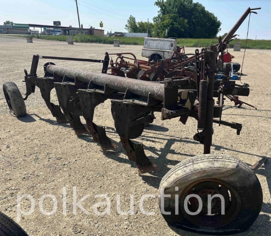 10708 - OLIVER 4 BTM PIPE PLOW - 16"