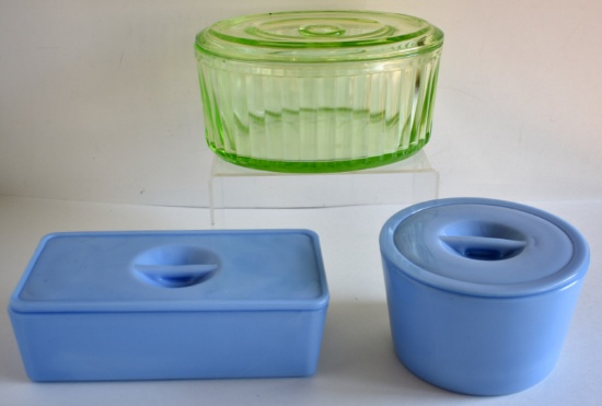 THREE CIRCA 1930s REFRIGERATOR DISHES WITH LIDS