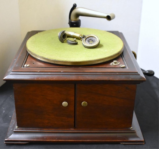 VICTOR HAND-CRANKED DISC PHONOGRAPH