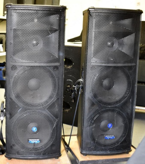 TWO MACKIE SA1532z ACTIVE SPEAKERS