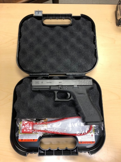 GLOCK 17 SEMI AUTOMATIC HANDGUN, SN:ZTX884, 9MM, 9X19, 3RD GEN, (1) MAGAZIN