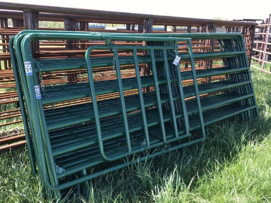 51. Round Pen w/ 4’ Walk-Through Gate & (10) 12’ Panels CN: 4695