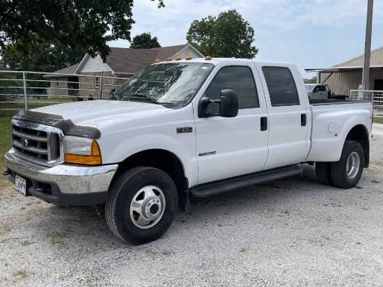 Lot 18 - 2000 Ford F350 Crew Cab Dually Short Bed