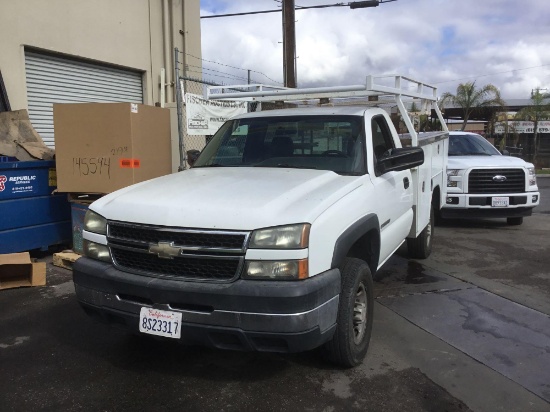 2006 2500HD Chevrolet Silverado Regular cab with Harbor truck bodies Service Body