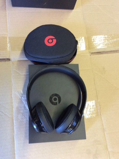 Beats solo 3 wireless bluetooth head phones (black)