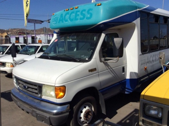 2005 E-450 Super Duty (CNG Powered) 10 passenger Bus W/ Wheel Chair lift