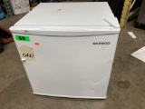 Daewoo 1.6 Cu.Ft. Compact Refrigerator White***COLD***