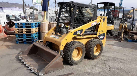 CATERPILLAR 226B3 Turbo Skid Steer with 5ft Toothed Bucket
