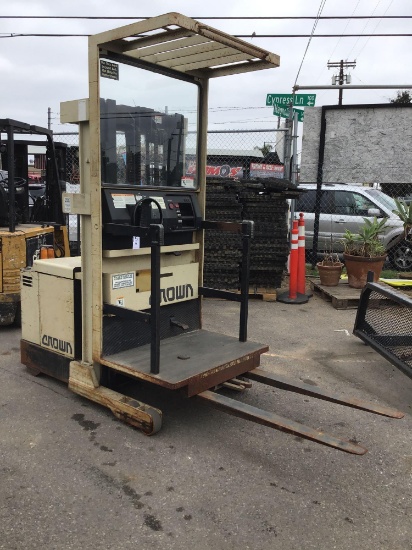 Crown 3000lbs. Pallet Stacker with Charger *WORKS*