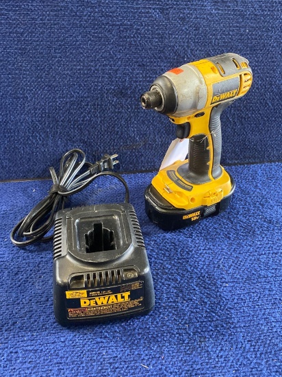 DeWalt 18V 1/4 in. Hex Cordless Impact Driver With Battery And Charger*TURNS ON*