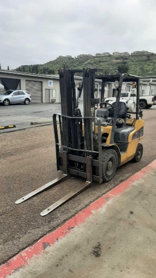 CATERPILLAR 5,000lbs Capacity L.P.G. Triple Stage Mast Forklift with Side Shift