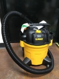 5 Gal. (19 L) Portable Wet/Dry Vacuum *TURNS ON*