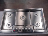Bosch 36in Gas Cooktop with 5 Sealed Burners*MISSING PARTS*