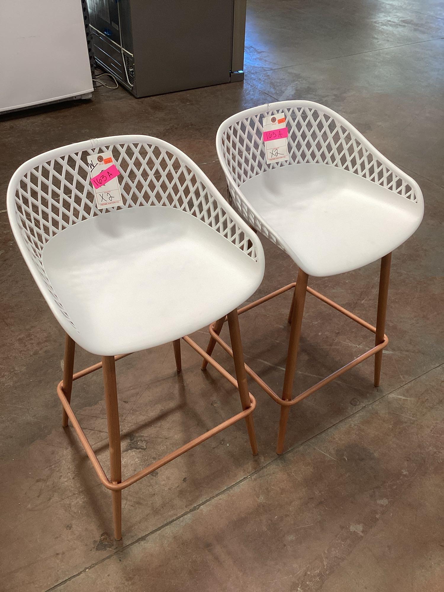 (2) Jamesdar Kurv Counter Stools Proxibid