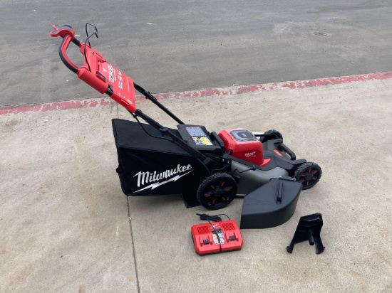 Milwaukee 18v 21 In. Self Propelled Lawn Mower*TURNS ON*NO BATTERIES*