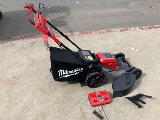 Milwaukee 18v 21 In. Self Propelled Lawn Mower*TURNS ON*NO BATTERIES*